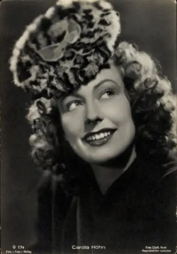 Ak Schauspielerin Carola Höhn, Portrait, Pelzmütze