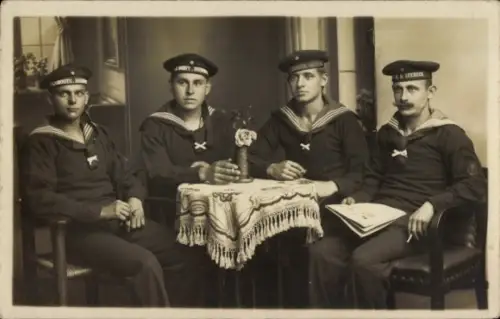 Foto Ak Vier Matrosen sitzen an einem Tisch