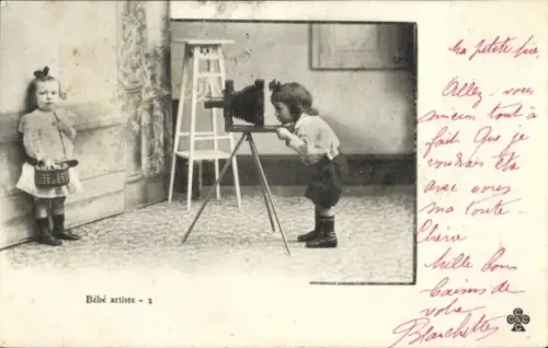 Ak Kind fotografiert seine Freundin, Fotoapparat