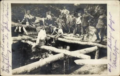 Foto Ak Deutsche Soldaten bauen eine Brücke, I. WK