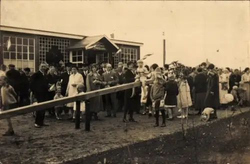 Foto Ak Momentaufnahme einer Veranstaltung mit vielen Menschen 