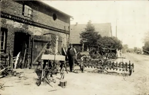 Foto Ak Landwirtschaftliche Maschinen, Zwei Männer, Landwirtschaft