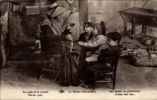 Ak Noste Ouvergne, alte Frau mit Kindern, Volkstracht