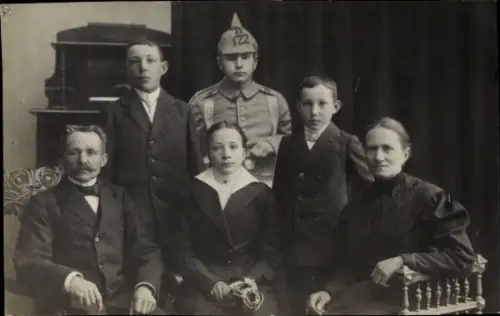 Ak Familienfoto, Junge in Uniform, Regiment 122