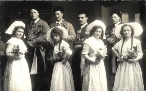 Foto Ak Frauen und Männer in Schwabentracht, Gruppenfoto