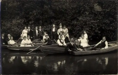 Foto Ak Menschen in Ruderbooten