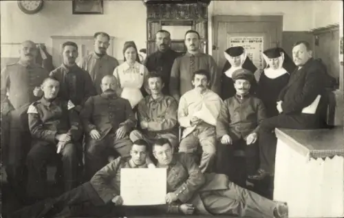 Foto Ak Verwundete Soldaten im Lazarett, Krankenschwestern, Gruppenbild