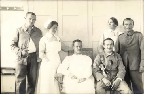 Foto Ak Lazarett, verwundete Soldaten, Krankenschwestern