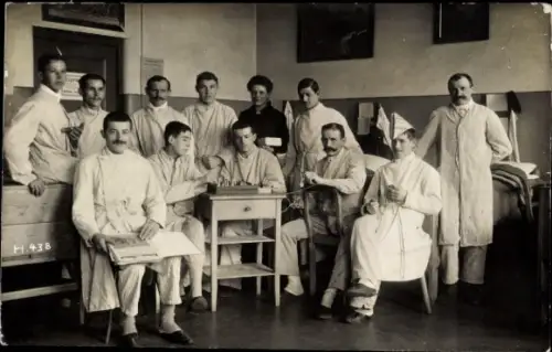 Foto Ak Lazarett, verwundete Soldaten, Gruppenbild