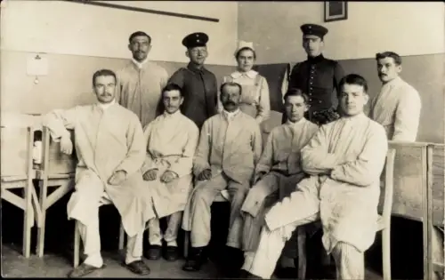 Foto Ak Lazarett, Soldaten, Krankenschwester, Gruppenbild