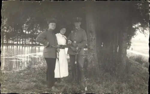 Ak Zwei Deutsche Soldaten in Uniform mit Frau, Flusspartie