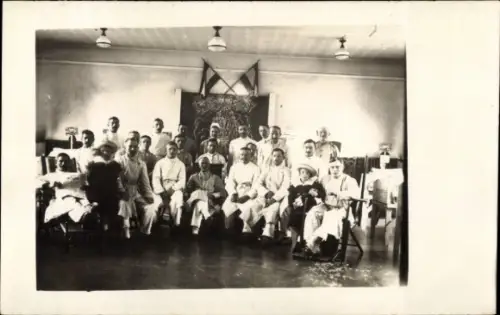 Foto Ak Menschengruppe, Fahnen, Lazarett?