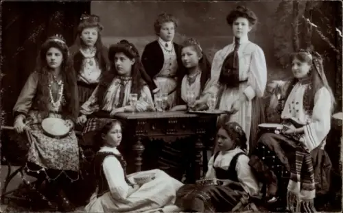 Foto Ak Junge Tänzerinnen in Kostümen, Gruppenbild