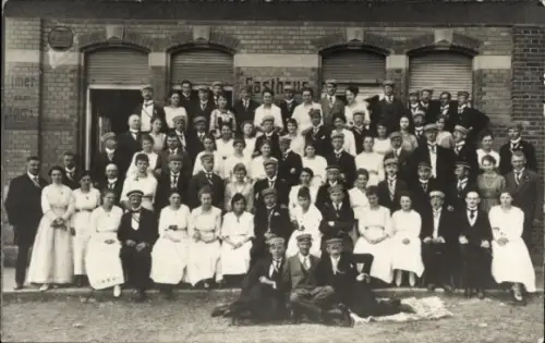 Studentika Foto Ak Gruppenfoto von Studenten und jungen Frauen
