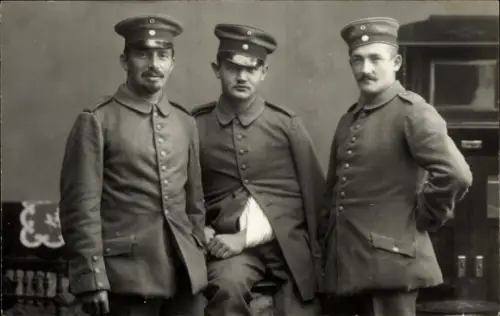 Foto Ak Drei Deutsche Soldaten in Uniform, Portrait