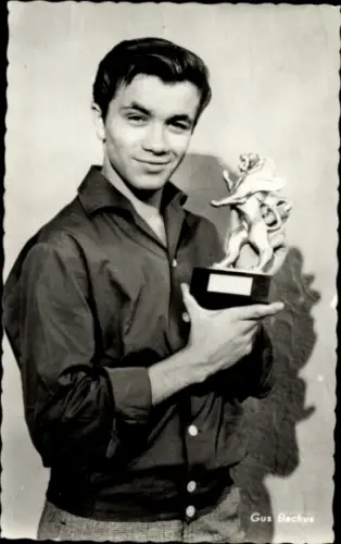 Ak Schauspieler, Sänger, Gus Backus, Portrait, Goldener Löwe