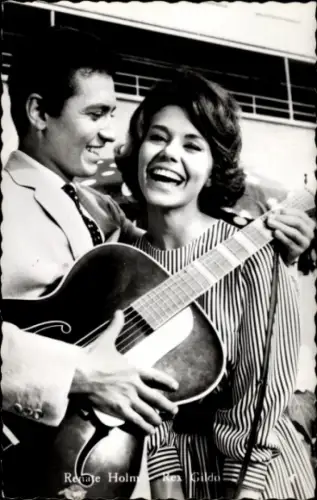 Ak Schauspielerin Renate Holm, Schauspieler Rex Gildo, Portrait, Gitarre, Film Marina
