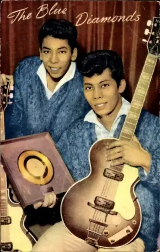 Ak Doo Wop Duo The Blue Diamonds, Portrait mit Gitarre und Schallplatte