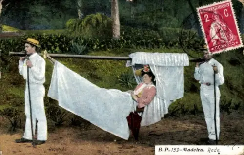 Ak Insel Madeira Portugal, Träger mit Frau im Sessel