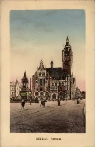 Ak Dessau in Sachsen Anhalt, Rathaus in  Menschen auf der Straße,  Architektur