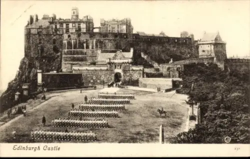 Ak Edinburgh Schottland, Edinburgh Castle, Soldatenformation,  