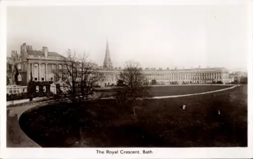 Ak Bath Somerset England, Royal Crescent,   Architektur, Parklandschaft, Schwarz-Weiß-Foto