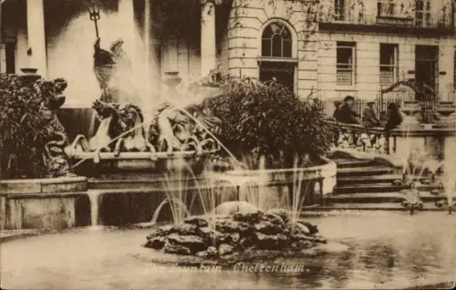 Ak Cheltenham Gloucestershire England, Brunnen, Statue, Wasserfontänen, Pflanzen,  