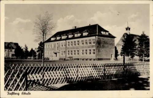 Ak Faßberg Lüneburger Heide, Faßberg Schule, Schulgebäude, Zaun, Bäume, 
