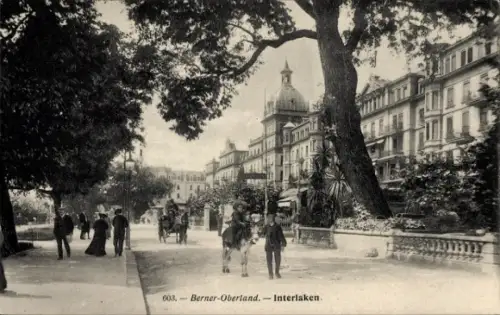 Ak Interlaken Kanton Bern Schweiz, Berner Oberland,  Straßenansicht, Menschen, Pferde, Bäume