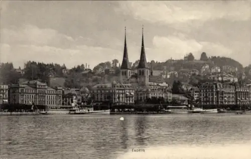 Ak Lucerne Luzern Stadt Schweiz,  zwei Türme, Wasser, Boote, Berge im Hintergrund