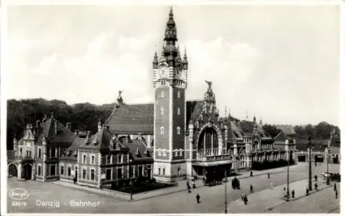 Ak Gdańsk Danzig, Danzig Bahnhof,  Architektur, Menschen auf der Straße