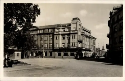 Ak Pardubice Pardubitz Stadt, Hotel Veselka, Straße, Bäume, Menschen