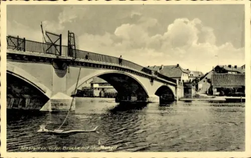 Ak Mikołajki Nikolaiken Masuren Ostpreußen, Brücke über Wasser, Häuser im Hintergrund, Text:  Ost