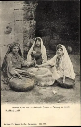 Ak Ramallah Palästina, Mahlende Frauen in Volkstrachten