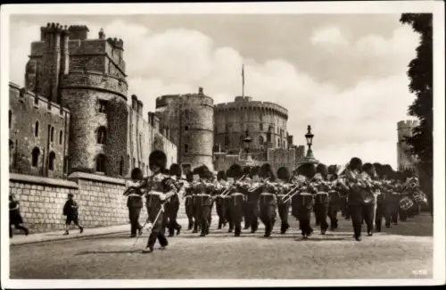 Ak Windsor Berkshire England, Guard, Aufziehen der Schlosswache