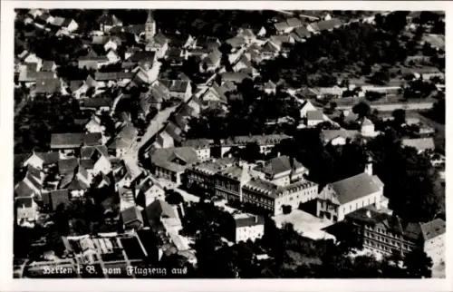 Ak Berten Berthen Nord, Luftaufnahme von  Häuser, Kirche, Landschaft