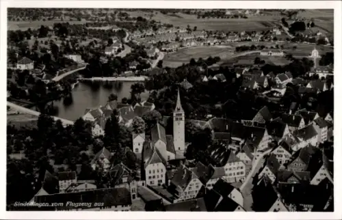 Ak Sindelfingen in Württemberg, Luftaufnahme von  Stadtansicht, Häuser, Kirche, Wasser