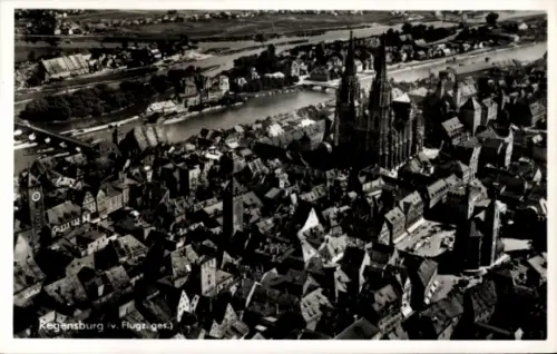 Ak Regensburg an der Donau Oberpfalz, Luftaufnahme von  Fluss,  Gebäude, Stadtansicht