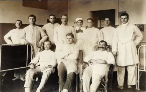 Foto Ak Lazarett, Soldaten, Krankenschwester, Gruppenbild