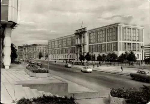 Ak Berlin Mitte, Staatsratsgebäude, Marx-Engels-Platz,  Architektur, Stadtansicht