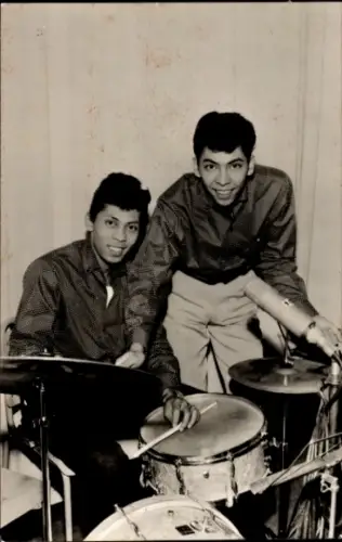 Ak Doo Wop Duo The Blue Diamonds, Portrait am Schlagzeug
