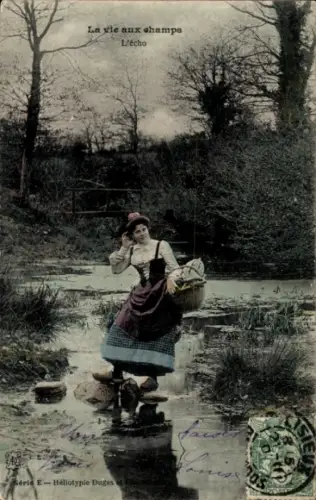 CPA La vie aux champs, Frau in Tracht