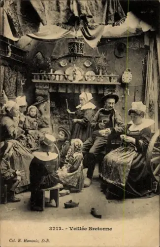 Ak Menschen in bretonischen Trachten, Wohnstube, Familie