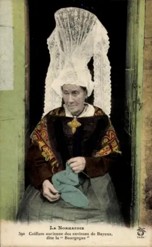 Ak Normandie, strickende Frau in normannischer Tracht