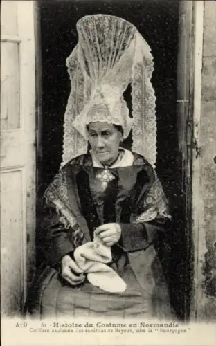 Ak Normandie, strickende Frau in normannischer Tracht