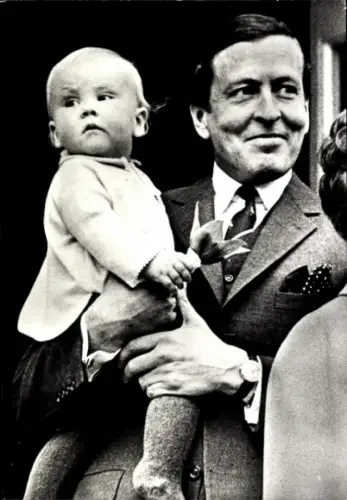 Ak Prinz Claus von Amsberg, Prinz Willem Alexander als kleines Kind