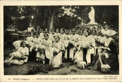 Ak Fort Dauphin Tolagnaro Madagaskar, Dentellières, Klöpplerinnen, St. Vincent de Paul