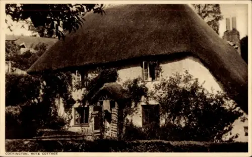 Ak Cockington South West England, Rose Cottage,  Reetdachhaus, Handweberei, Dorfindustrie