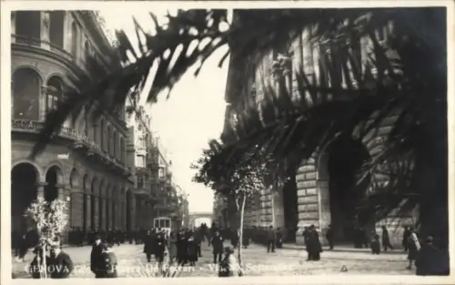 Ak Genova Genua Liguria, Straße in  Menschenmenge, Bäume,  Gebäude