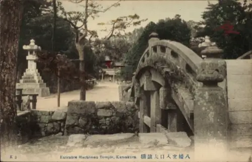 Ak Kamakura Präfektur Kanagawa Japan, Eingang Hachiman Tempel, Steinbrücke, Laterne, Bäume